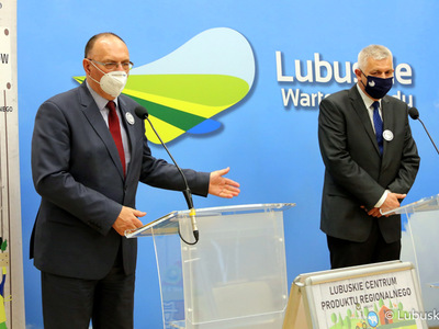 Konferencja prasowa dotycząca akcji „Wspieraj lubuskich producentów, kupuj lokalnie”. Na zdjęciu (od lewej): wicemarszałek Stanisław Tomczyszyn oraz Jacek Urbański Dyrektor Lubuskiego Centrum Produktu Regionalnego.
