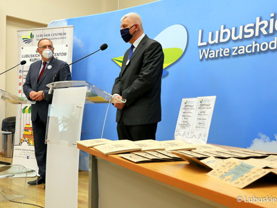 Konferencja prasowa dotycząca akcji „Wspieraj lubuskich producentów, kupuj lokalnie”. Na zdjęciu (od lewej): wicemarszałek Stanisław Tomczyszyn oraz Jacek Urbański Dyrektor Lubuskiego Centrum Produktu Regionalnego.