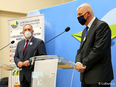 Konferencja prasowa dotycząca akcji „Wspieraj lubuskich producentów, kupuj lokalnie”. Na zdjęciu (od lewej): wicemarszałek Stanisław Tomczyszyn oraz Jacek Urbański Dyrektor Lubuskiego Centrum Produktu Regionalnego.