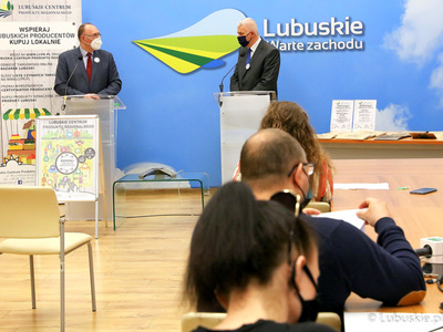 Konferencja prasowa dotycząca akcji „Wspieraj lubuskich producentów, kupuj lokalnie”. Na zdjęciu (od lewej): wicemarszałek Stanisław Tomczyszyn, Jacek Urbański Dyrektor Lubuskiego Centrum Produktu Regionalnego oraz dziennikarze.