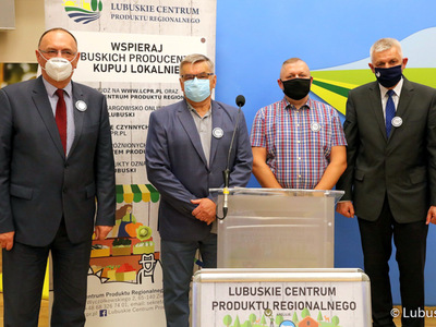 Konferencja prasowa dotycząca akcji „Wspieraj lubuskich producentów, kupuj lokalnie”. Na zdjęciu (od lewej): wicemarszałek Stanisław Tomczyszyn, Czesław Towpik, Gospodarstwo Rolne Państwa Towpik, Arkadiusz Antczak, Piekarnia Antres oraz Jacek Urbański Dyrektor Lubuskiego Centrum Produktu Regionalnego. 