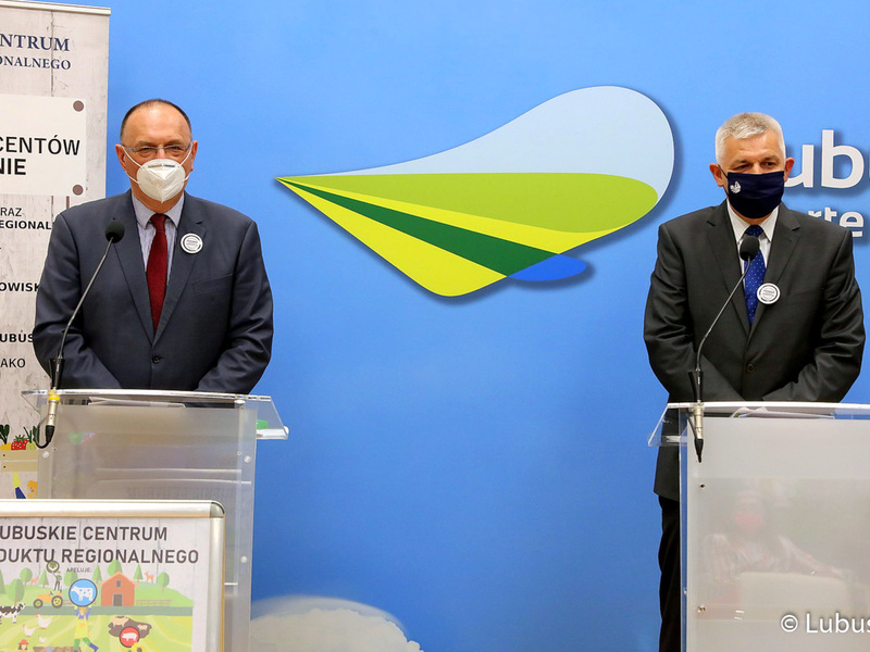 Konferencja prasowa dotycząca akcji „Wspieraj lubuskich producentów, kupuj lokalnie”. Na zdjęciu (od lewej): wicemarszałek Stanisław Tomczyszyn oraz Jacek Urbański Dyrektor Lubuskiego Centrum Produktu Regionalnego.