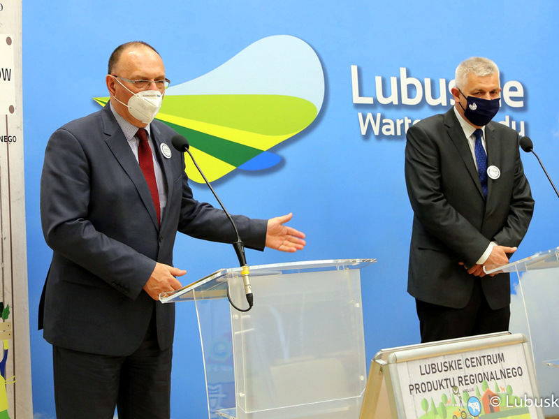 Konferencja prasowa dotycząca akcji „Wspieraj lubuskich producentów, kupuj lokalnie”. Na zdjęciu (od lewej): wicemarszałek Stanisław Tomczyszyn oraz Jacek Urbański Dyrektor Lubuskiego Centrum Produktu Regionalnego.
