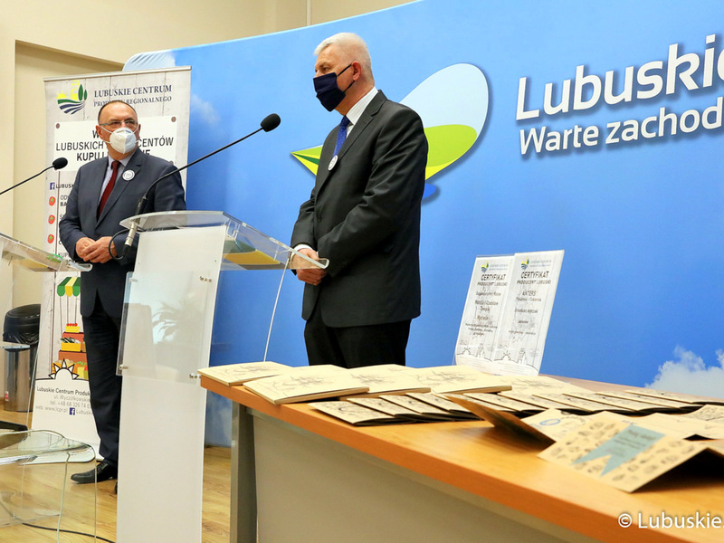 Konferencja prasowa dotycząca akcji „Wspieraj lubuskich producentów, kupuj lokalnie”. Na zdjęciu (od lewej): wicemarszałek Stanisław Tomczyszyn oraz Jacek Urbański Dyrektor Lubuskiego Centrum Produktu Regionalnego.