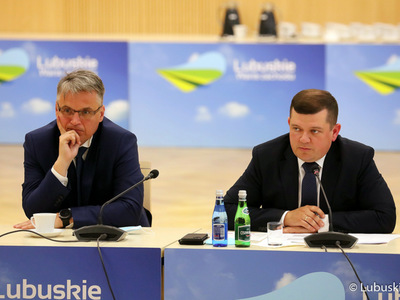 Pierwsze spotkanie z przedstawicielami nowopowstałych Miejskich Obszarów Funkcjonalnych. Na zdjęciu (od lewej): prezydent Zielonej Góry, Janusz Kubicki oraz prezydent Gorzowa Wlkp., Jacek Wójcicki. 