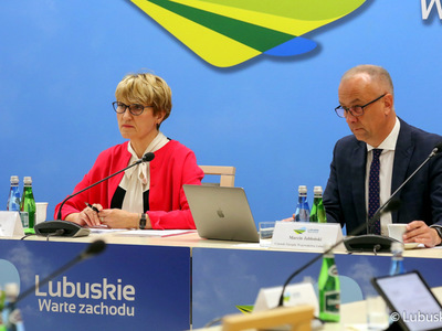 Spotkanie z sprawie Miejskich Obszarów Funkcjonalnych. Na zdjęciu marszałek Elżbieta Anna Polak oraz członek zarządu, Marcin Jabłoński.