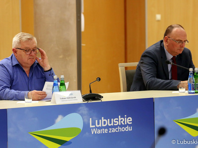 Pierwsze spotkanie z przedstawicielami nowopowstałych Miejskich Obszarów Funkcjonalnych. Na zdjęciu członek zarządu, Tadeusz Jędrzejczak oraz wicemarszałek Stanisław Tomczyszyn.