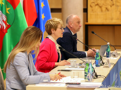 Pierwsze spotkanie z przedstawicielami nowopowstałych Miejskich Obszarów Funkcjonalnych. Na zdjęciu marszałek Elżbieta Anna Polak (w środku), członek zarządu, Marcin Jabłoński oraz dyr Departamentu Zarządzania Regionalnym Programem Operacyjnym UMWL, Sylwia PedzińskaSylwia Pędzińska.