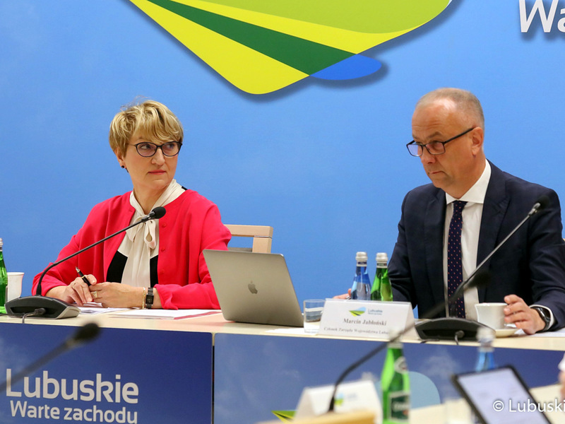 Pierwsze spotkanie z przedstawicielami nowopowstałych Miejskich Obszarów Funkcjonalnych. Na zdjęciu marszałek Elżbieta Anna Polak oraz członek zarządu, Marcin Jabłoński.