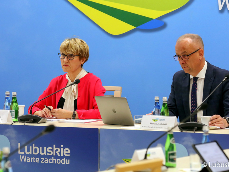 Spotkanie z sprawie Miejskich Obszarów Funkcjonalnych. Na zdjęciu marszałek Elżbieta Anna Polak oraz członek zarządu, Marcin Jabłoński.