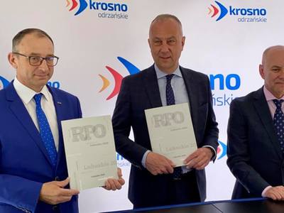 W poniedziałek (31 maja) w parku miejskim umowę podpisali: Członek Zarządu Województwa Lubuskiego, Marcin Jabłoński (w środku) oraz Burmistrz Krosna Odrzańskiego, Marek Cebula (z lewej). Przy podpisaniu obecny był też Marek Kamiński, Dyrektor Departamentu Programów Regionalnych UMWL.