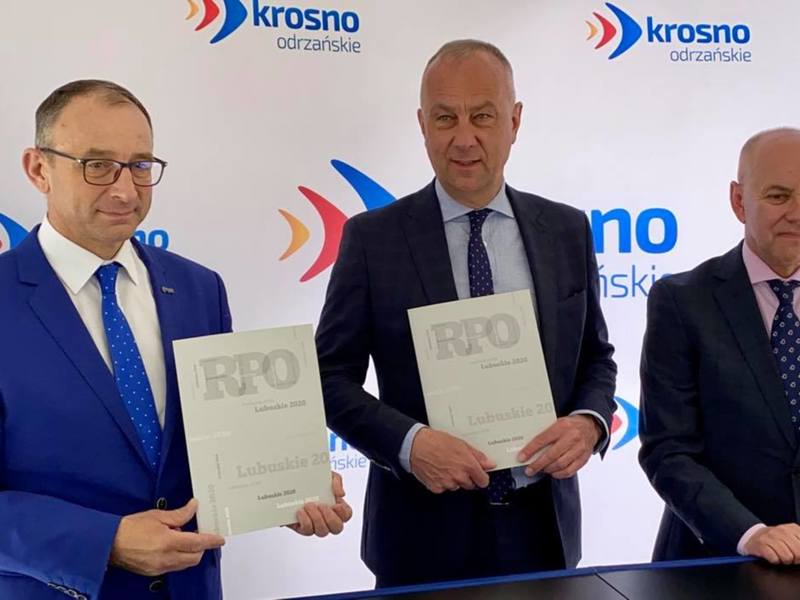 W poniedziałek (31 maja) w parku miejskim umowę podpisali: Członek Zarządu Województwa Lubuskiego, Marcin Jabłoński (w środku) oraz Burmistrz Krosna Odrzańskiego, Marek Cebula (z lewej). Przy podpisaniu obecny był też Marek Kamiński, Dyrektor Departamentu Programów Regionalnych UMWL.