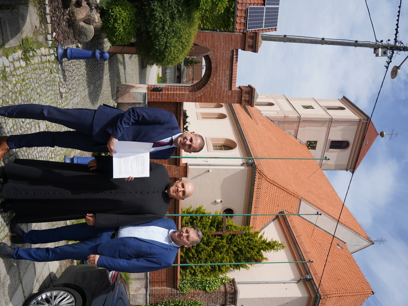 Parafia Rzymsko-Katolicka pw. Podwyższenia Krzyża Świętego w Otyniu otrzymała dotację w wysokości 20 tys. zł. Całość zadania dotycząca „Prac konserwatorskich i restauratorskich przy organach w kościele fil. pw. św. Jakuba Apostoła w Niedoradzu” wynosi 40 tys. zł. Umowę podpisał wicemarszałek, Łukasz Porycki oraz proboszcz ks. Zbigniew Tartak.