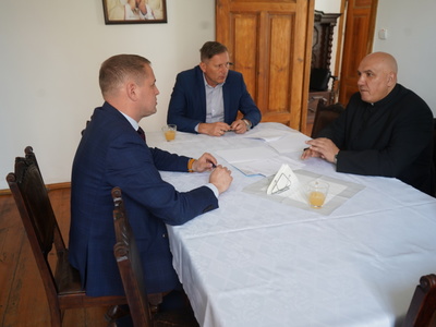 Parafia Rzymsko-Katolicka pw. Podwyższenia Krzyża Świętego w Otyniu otrzymała dotację w wysokości 20 tys. zł. Całość zadania dotycząca „Prac konserwatorskich i restauratorskich przy organach w kościele fil. pw. św. Jakuba Apostoła w Niedoradzu” wynosi 40 tys. zł. Umowę podpisał wicemarszałek, Łukasz Porycki oraz proboszcz ks. Zbigniew Tartak.
