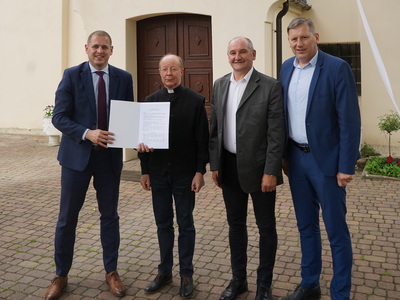 W gminie Siedlisko zrealizowany zostanie projekt pn. „Konserwacja i restauracja kościoła parafialnego pw. Narodzenia N.M.P. w Siedlisku – etap III- konserwacja XVIII – wiecznych ławek”. Dotacja wynosi 70.648,00 zł. Umowę podpisał wicemarszałek, Łukasz Porycki oraz proboszcz ks. Andrzej Palewski.