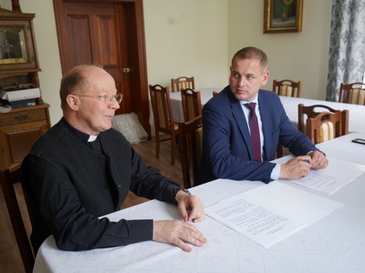 W gminie Siedlisko zrealizowany zostanie projekt pn. „Konserwacja i restauracja kościoła parafialnego pw. Narodzenia N.M.P. w Siedlisku – etap III- konserwacja XVIII – wiecznych ławek”. Dotacja wynosi 70.648,00 zł. Umowę podpisał wicemarszałek, Łukasz Porycki oraz proboszcz ks. Andrzej Palewski.