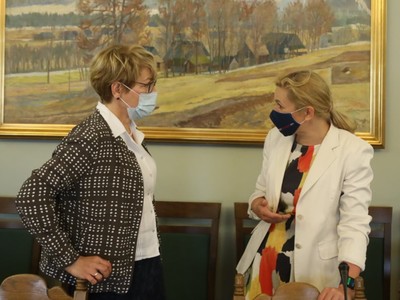 W budynku Sejmu RP odbyła się debata „Kobiety w samorządzie”, w której udział wzięły m.in. posłanki: Katarzyna Osos i Zofia Czernow, marszałek Elżbieta Anna Polak, radna wojewódzka Anna Synowiec oraz wicestarosta Powiatu Żagańskiego, Anna Michalczuk.