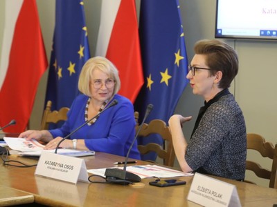 W budynku Sejmu RP odbyła się debata „Kobiety w samorządzie”, w której udział wzięły m.in. posłanki: Katarzyna Osos i Zofia Czernow, marszałek Elżbieta Anna Polak, radna wojewódzka Anna Synowiec oraz wicestarosta Powiatu Żagańskiego, Anna Michalczuk.