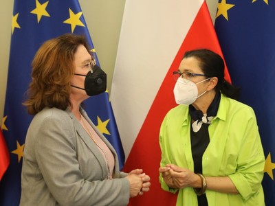 W budynku Sejmu RP odbyła się debata „Kobiety w samorządzie”, w której udział wzięły m.in. posłanki: Katarzyna Osos i Zofia Czernow, marszałek Elżbieta Anna Polak, radna wojewódzka Anna Synowiec oraz wicestarosta Powiatu Żagańskiego, Anna Michalczuk.