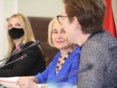 W budynku Sejmu RP odbyła się debata „Kobiety w samorządzie”, w której udział wzięły m.in. posłanki: Katarzyna Osos i Zofia Czernow, marszałek Elżbieta Anna Polak, radna wojewódzka Anna Synowiec oraz wicestarosta Powiatu Żagańskiego, Anna Michalczuk.