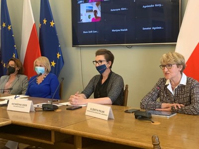 W budynku Sejmu RP odbyła się debata „Kobiety w samorządzie”, w której udział wzięły m.in. posłanki: Katarzyna Osos i Zofia Czernow, marszałek Elżbieta Anna Polak, radna wojewódzka Anna Synowiec oraz wicestarosta Powiatu Żagańskiego, Anna Michalczuk.