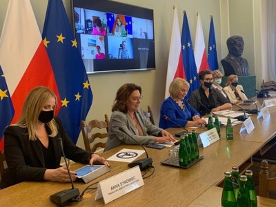 W budynku Sejmu RP odbyła się debata „Kobiety w samorządzie”, w której udział wzięły m.in. posłanki: Katarzyna Osos i Zofia Czernow, marszałek Elżbieta Anna Polak, radna wojewódzka Anna Synowiec oraz wicestarosta Powiatu Żagańskiego, Anna Michalczuk.