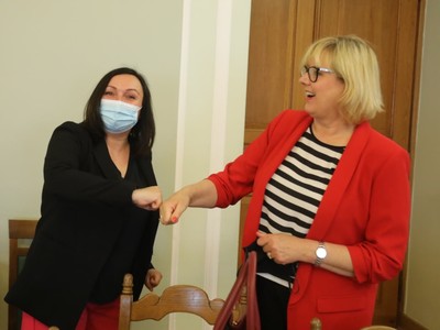 W budynku Sejmu RP odbyła się debata „Kobiety w samorządzie”, w której udział wzięły m.in. posłanki: Katarzyna Osos i Zofia Czernow, marszałek Elżbieta Anna Polak, radna wojewódzka Anna Synowiec oraz wicestarosta Powiatu Żagańskiego, Anna Michalczuk.