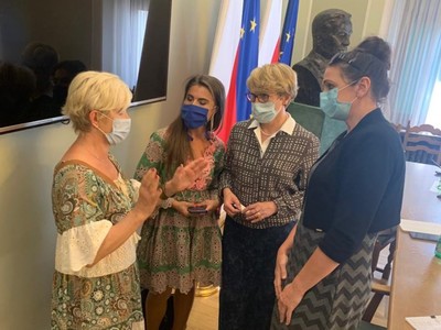 W budynku Sejmu RP odbyła się debata „Kobiety w samorządzie”, w której udział wzięły m.in. posłanki: Katarzyna Osos i Zofia Czernow, marszałek Elżbieta Anna Polak, radna wojewódzka Anna Synowiec oraz wicestarosta Powiatu Żagańskiego, Anna Michalczuk.