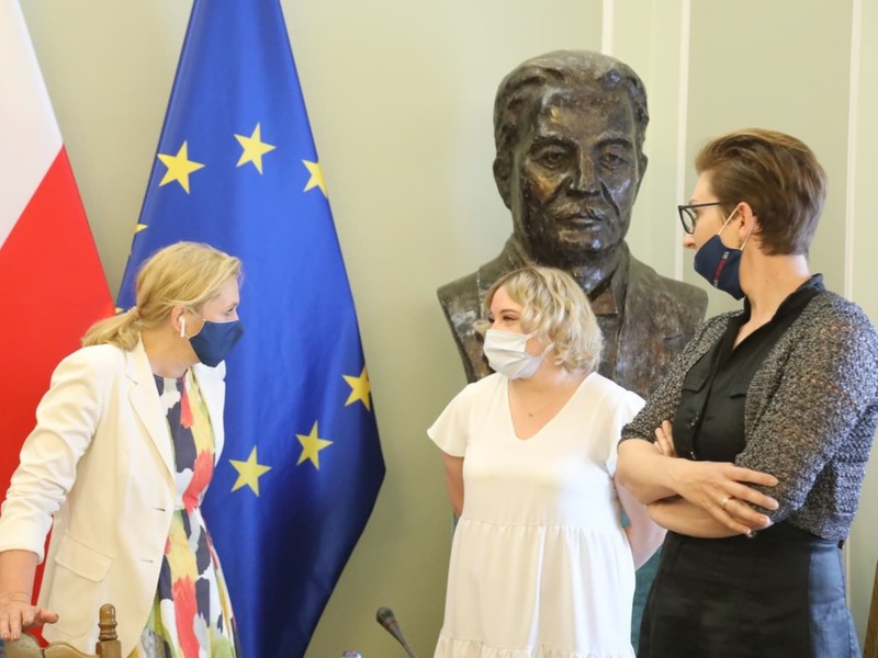 W budynku Sejmu RP odbyła się debata „Kobiety w samorządzie”, w której udział wzięły m.in. posłanki: Katarzyna Osos i Zofia Czernow, marszałek Elżbieta Anna Polak, radna wojewódzka Anna Synowiec oraz wicestarosta Powiatu Żagańskiego, Anna Michalczuk.