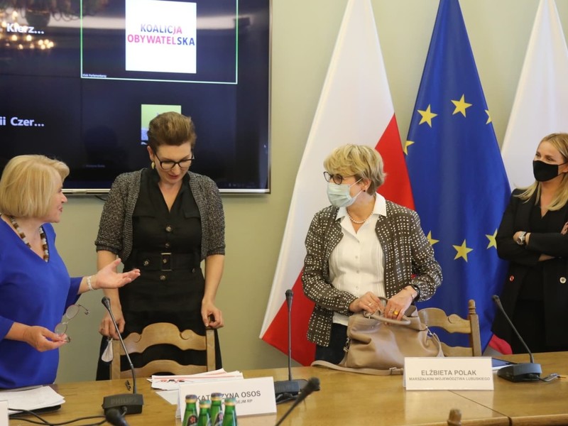 W budynku Sejmu RP odbyła się debata „Kobiety w samorządzie”, w której udział wzięły m.in. posłanki: Katarzyna Osos i Zofia Czernow, marszałek Elżbieta Anna Polak, radna wojewódzka Anna Synowiec oraz wicestarosta Powiatu Żagańskiego, Anna Michalczuk.