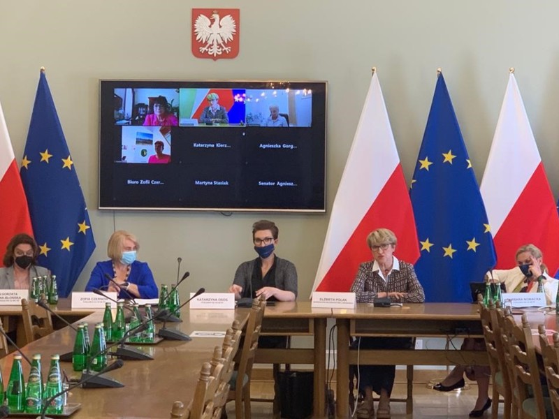 W budynku Sejmu RP odbyła się debata „Kobiety w samorządzie”, w której udział wzięły m.in. posłanki: Katarzyna Osos i Zofia Czernow, marszałek Elżbieta Anna Polak, radna wojewódzka Anna Synowiec oraz wicestarosta Powiatu Żagańskiego, Anna Michalczuk.