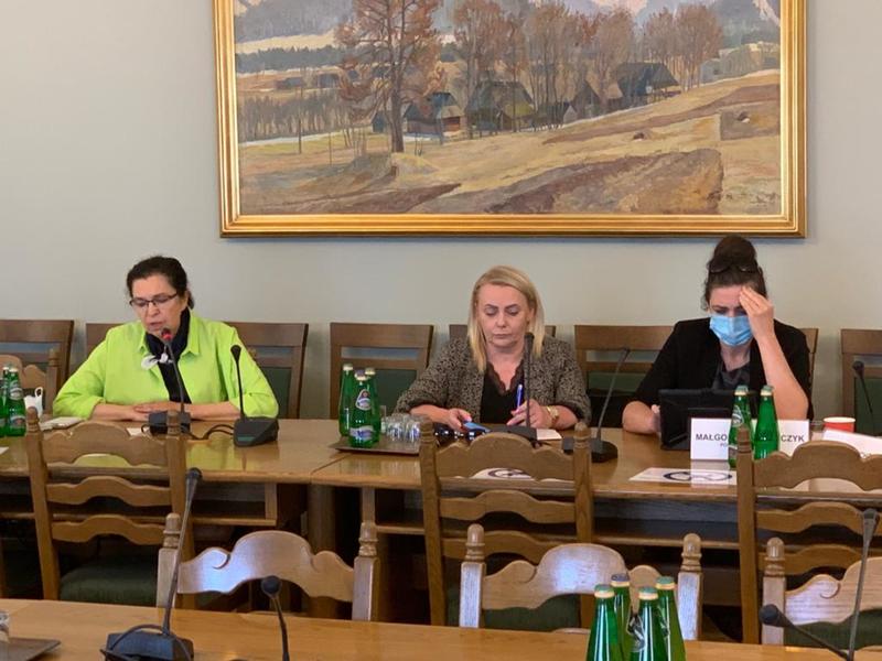 W budynku Sejmu RP odbyła się debata „Kobiety w samorządzie”, w której udział wzięły m.in. posłanki: Katarzyna Osos i Zofia Czernow, marszałek Elżbieta Anna Polak, radna wojewódzka Anna Synowiec oraz wicestarosta Powiatu Żagańskiego, Anna Michalczuk.