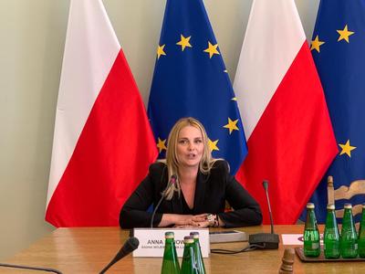 W budynku Sejmu RP odbyła się debata „Kobiety w samorządzie”, w której udział wzięły m.in. posłanki: Katarzyna Osos i Zofia Czernow, marszałek Elżbieta Anna Polak, radna wojewódzka Anna Synowiec (na zdjęciu) oraz wicestarosta Powiatu Żagańskiego, Anna Michalczuk.