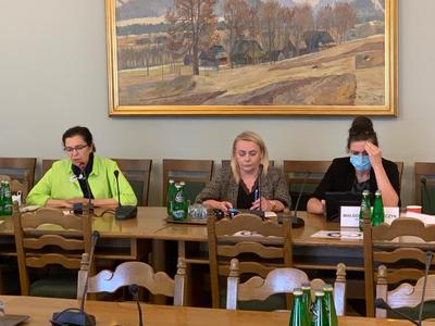 W budynku Sejmu RP odbyła się debata „Kobiety w samorządzie”, w której udział wzięły m.in. posłanki: Katarzyna Osos i Zofia Czernow, marszałek Elżbieta Anna Polak, radna wojewódzka Anna Synowiec oraz wicestarosta Powiatu Żagańskiego, Anna Michalczuk.