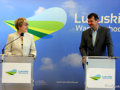 W środę (9 czerwca) w Urzędzie Marszałkowskim Województwa Lubuskiego odbyła się konferencja prasowa dot. szczepień przeciw COVID-19, grypie oraz profilaktyki chorób nowotworowych płuc, w której wzięli udział: marszałek Elżbieta Anna Polak (na zdjęciu), radny wojewódzki, Sebastian Ciemnoczołowski oraz kierownik Klinicznego Oddziału Chirurgii Klatki Piersiowej Szpitala Uniwersyteckiego w Zielonej Górze, dr n. med. Roman Lewandowski (z prawej).