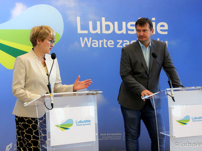 Marszałek Elżbieta Anna Polak (na zdjęciu) oraz kierownik Klinicznego Oddziału Chirurgii Klatki Piersiowej Szpitala Uniwersyteckiego w Zielonej Górze, dr n. med. Roman Lewandowski, podczas  środowej (9 czerwca) konferencji prasowej dot. profilaktyki chorób nowotworowych płu, a także szczepień przeciw COVID-19 oraz grypie.