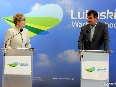 Marszałek Elżbieta Anna Polak (na zdjęciu) oraz kierownik Klinicznego Oddziału Chirurgii Klatki Piersiowej Szpitala Uniwersyteckiego w Zielonej Górze, dr n. med. Roman Lewandowski (obok), podczas  środowej (9 czerwca) konferencji prasowej dot. profilaktyki chorób nowotworowych płu, a także szczepień przeciw COVID-19 oraz grypie.