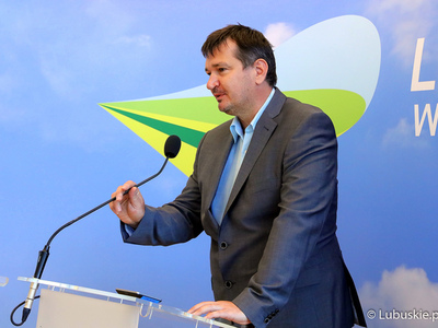Kierownik Klinicznego Oddziału Chirurgii Klatki Piersiowej Szpitala Uniwersyteckiego w Zielonej Górze, dr n. med. Roman Lewandowski, podczas  środowej (9 czerwca) konferencji prasowej dot. profilaktyki chorób nowotworowych płu, a także szczepień przeciw COVID-19 oraz grypie.