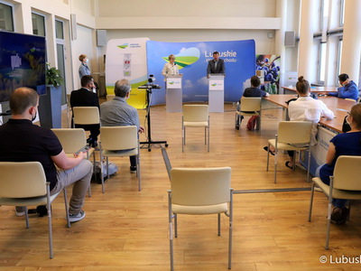 W środę (9 czerwca) w Urzędzie Marszałkowskim Województwa Lubuskiego odbyła się konferencja prasowa dot. szczepień przeciw COVID-19, grypie oraz profilaktyki chorób nowotworowych płuc, w której wzięli udział: marszałek Elżbieta Anna Polak, radny wojewódzki, Sebastian Ciemnoczołowski oraz kierownik Klinicznego Oddziału Chirurgii Klatki Piersiowej Szpitala Uniwersyteckiego w Zielonej Górze, dr n. med. Roman Lewandowski.