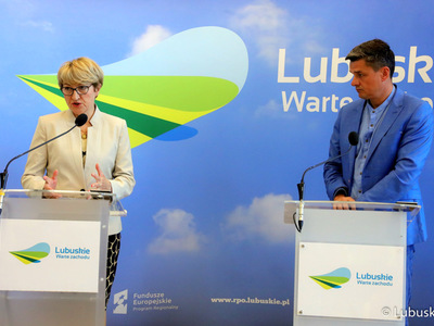 Marszałek Elżbieta Anna Polak (na zdjęciu) oraz radny wojewódzki, Sebastian Ciemnoczołowski podczas konferencji prasowej dot. profilaktyki chorób nowotworowych płu, a także szczepień przeciw COVID-19 oraz grypie.