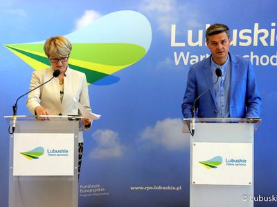 Marszałek Elżbieta Anna Polak (na zdjęciu) oraz radny wojewódzki, Sebastian Ciemnoczołowski podczas konferencji prasowej dot. profilaktyki chorób nowotworowych płu, a także szczepień przeciw COVID-19 oraz grypie.