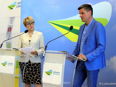 Marszałek Elżbieta Anna Polak (na zdjęciu) oraz radny wojewódzki, Sebastian Ciemnoczołowski podczas konferencji prasowej dot. profilaktyki chorób nowotworowych płu, a także szczepień przeciw COVID-19 oraz grypie.