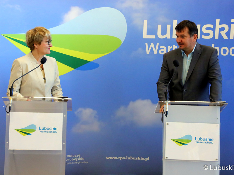 Marszałek Elżbieta Anna Polak (na zdjęciu) oraz kierownik Klinicznego Oddziału Chirurgii Klatki Piersiowej Szpitala Uniwersyteckiego w Zielonej Górze, dr n. med. Roman Lewandowski (obok), podczas  środowej (9 czerwca) konferencji prasowej dot. profilaktyki chorób nowotworowych płu, a także szczepień przeciw COVID-19 oraz grypie.