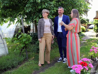 Marszałek Elżbieta Anna Polak (z lewej), poseł Waldemar Sługocki oraz właścicielka winnicy "Kinga", Kinga Koziarska podczas zwiedzania winnicy "Kinga" w Starej Wsi koło Nowej Soli.