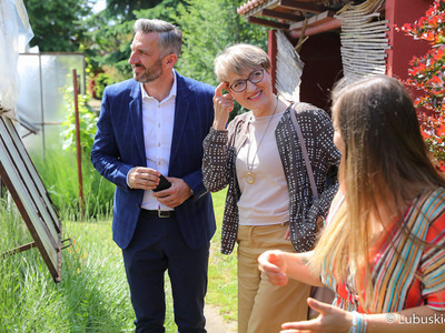 Marszałek Elżbieta Anna Polak (w środku), poseł Waldemar Sługocki oraz właścicielka winnicy "Kinga", Kinga Koziarska podczas zwiedzania winnicy "Kinga" w Starej Wsi koło Nowej Soli.