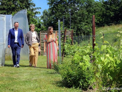 Marszałek Elżbieta Anna Polak (w środku), poseł Waldemar Sługocki oraz właścicielka winnicy "Kinga", Kinga Koziarska podczas zwiedzania winnicy "Kinga" w Starej Wsi koło Nowej Soli.