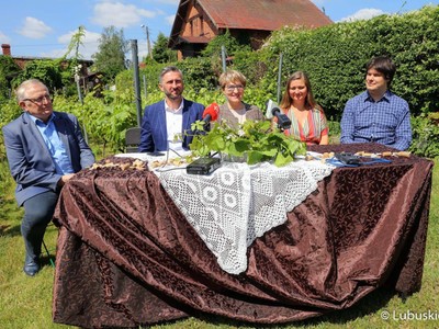 Konferencja prasowa przed rozpoczynającym się 18 czerwca Lubuskim Festiwalem Otwartych Piwnic i Winnic. Na zdjęciu marszałek Elżbieta Anna Polak (w środku), poseł Waldemar Sługocki, właścicielka winnicy "Kinga", Kinga Koziarska, dziennikarz Gazety Wyborczej, Szymon Półciennik (z prawej), prezes Fundacji na Rzecz Lubuskiego Dziedzictwa - Gloria Monte Verde, Przemysław Karwowski, który jest również inicjatorem utworzenia Lubuskiego Szlaku Wina i Miodu (z lewej).