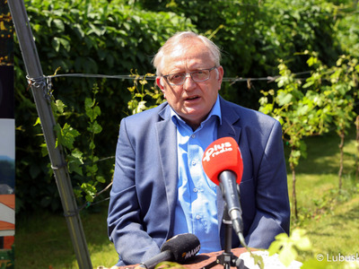 Konferencja prasowa przed rozpoczynającym się 18 czerwca Lubuskim Festiwalem Otwartych Piwnic i Winnic. Na zdjęciu członek honorowy Zielonogórskiego Stowarzyszenia Winiarskiego, inicjator utworzenia Lubuskiego Szlaku Wina i Miodu, Przemysław Karwowski.