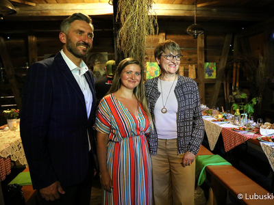 Na zdjęciu marszałek Elżbieta Anna Polak (z prawej), poseł Waldemar Sługocki oraz właścicielka winnicy "Kinga", Kinga Koziarska.