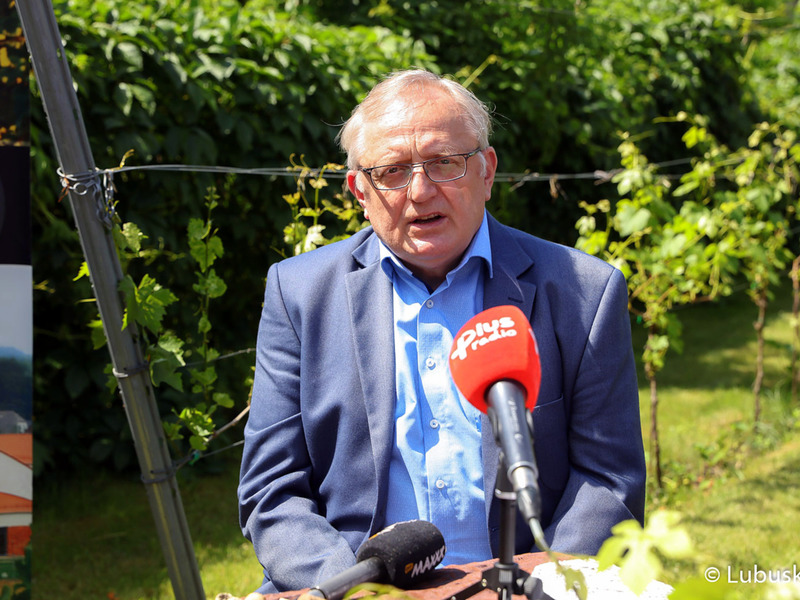 Konferencja prasowa przed rozpoczynającym się 18 czerwca Lubuskim Festiwalem Otwartych Piwnic i Winnic. Na zdjęciu członek honorowy Zielonogórskiego Stowarzyszenia Winiarskiego, inicjator utworzenia Lubuskiego Szlaku Wina i Miodu, Przemysław Karwowski.